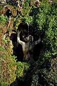 Tivoli, villa d'Este, fontana di Rometta. la montagna Tiburtina dettaglio della statua di Appennino (in grotta e a braccia alzate). 